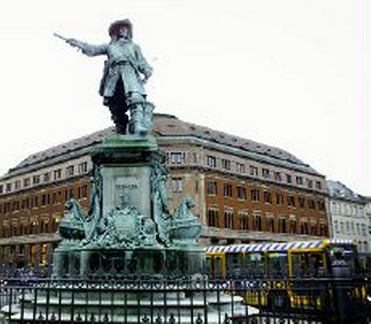 Her står Niels Juel - og det bliver han ved med. Kulturarvstyrelsen har valgt at frede den omdiskuterede statue. - Foto: Jens Dresling 