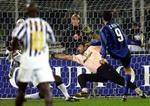 Julio Cruz scorer et af sine to mål. - Foto: AP 