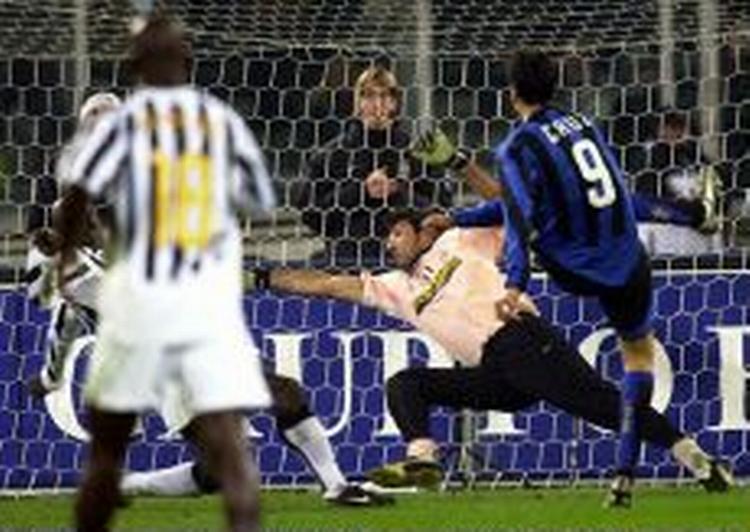 Julio Cruz scorer et af sine to mål. - Foto: AP 