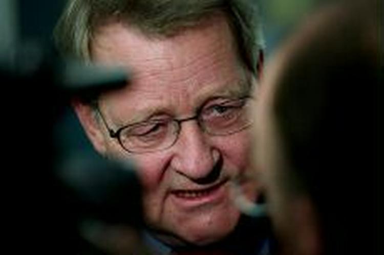 Fhv. udenrigsminister Niels Helveg Petersen (R) tager ikke med og betegner turen som »ret vanvittig«. - Foto: Thomas Wilmann 
