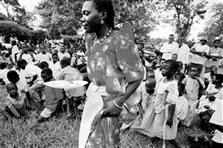 Som traditionen byder, bliver bryllupskagen til Esthers søsters bryllup skåret ud og delt rundt til gæsterne. Men Esther griber en tallerken med kage og begynder at dele ud af kagen til de mange børn, der er til globryllup. 