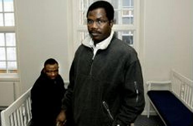 Her ses et medlem af familien fra Elfenbenskysten øverst på trappen i Østre Landsret. Bagved et medlem af den nigerianske familie, der havde indklaget integrationsministeriet. - Foto: Pelle Rink 