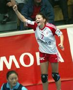 Christina Roslyng bryder igennem det kinesiske forsvar og scorer sikkert. De danske fløje havde en god aften mod Kina.   Foto: Lars Poulsen 