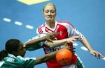 En lidt misfornøjet Rikke Skov under et scoringsforsøg. - Foto: Lars Poulsen 