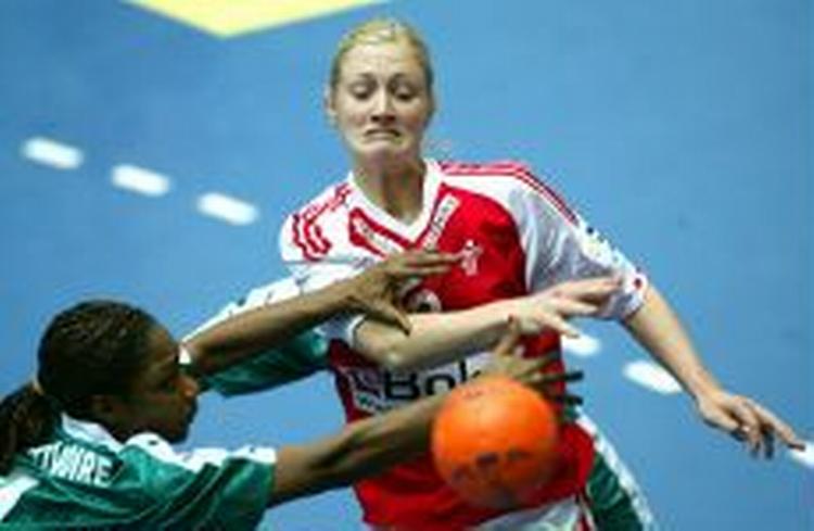 En lidt misfornøjet Rikke Skov under et scoringsforsøg. - Foto: Lars Poulsen 