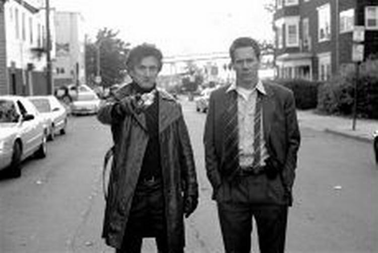 Jimmy Markum - Sean Penn - vil have hævn, mens Sean Devine - Kevin Bacon - vil sikre, at retfærdigheden sker fyldest på den legale facon. - Foto: SandrewMetronome. 