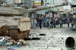 Palæstinensere kaster sten mod en israelsk tank. - Foto: AP 
