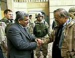 Rumsfeld under lørdagens besøg i Kirkuk. - Foto: AP 