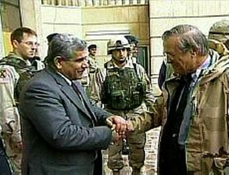 Rumsfeld under lørdagens besøg i Kirkuk. - Foto: AP 