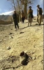 Afghanske mænd betragter sko og tøj fra de dræbte børn. - Foto: AP 