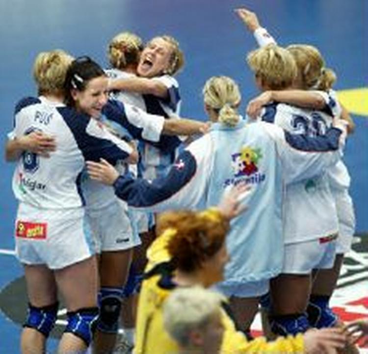 Slovenerne jubler over sejren over Tyskland. - Foto: Lars Poulsen 