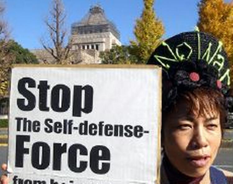 Mange japanere har protesteret mod udsendelsen, som nu er vedtaget. - Foto: AP 