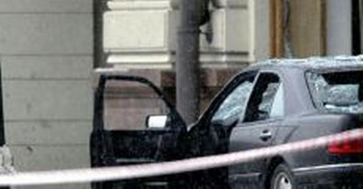 En bil blev smadret ved eksplosionen og fem personer mistede livet, men noget tyder på, at eksplosionen kunne have fået langt værre konsekvenser. - Foto: AP 