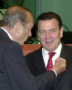 Chirac (tv) og Schröder siger, at Frankrig og Tyskland står sammen om EU's kommende forfatning. - Foto: AP 