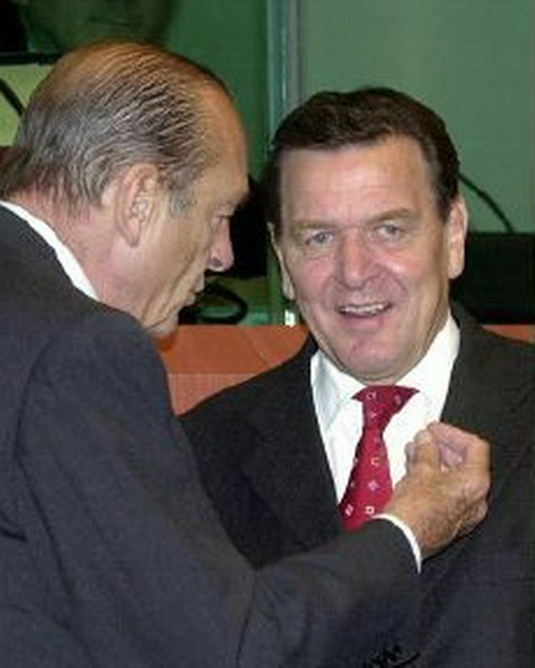 Chirac (tv) og Schröder siger, at Frankrig og Tyskland står sammen om EU's kommende forfatning. - Foto: AP 