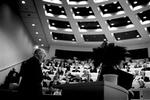 Der var stort bifald til Klaus Rifbjerg, da han holdt sin første forelæsning på Handelshøjskolen som adjungeret professor. 