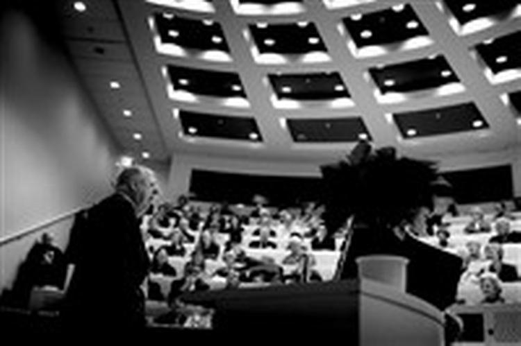 Der var stort bifald til Klaus Rifbjerg, da han holdt sin første forelæsning på Handelshøjskolen som adjungeret professor. 