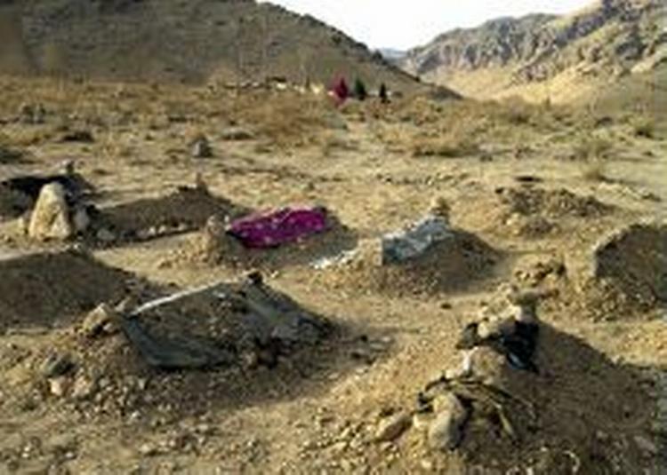 De ni børn, som blev dræbt i Ghazni-provinsen i weekenden blev efter muslimsk tradition begravet med det samme. - Foto: AP 