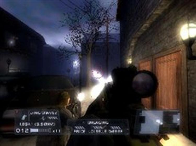 Som leder af tre andre kommandosoldater skal man i  Rainbow Six 3  være taktisk tænkende og hurtigt på aftrækkerfingeren. Du kan sågar give de computerstyrede kollegaer verbale ordrer ved at råbe "move" ind i headsettet 