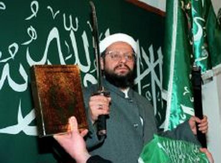 Den islamiske præst Kaplan under en demonstration i Bonn. - Arkivfoto: AP 