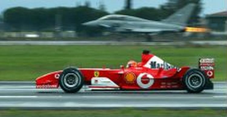 Accelerationstest. Ferrari mod Eurofighter. - Foto: AP 