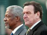 »Det giver ingen mening at diskutere, hvem der hver for sig kan og ikke kan deltage i genopbygningen«, siger Schröder (th). Annan (tv) mener, USA skader det transatlantiske forhold. - Foto: AP 