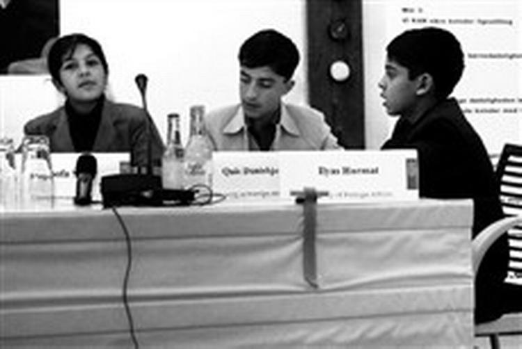 De tre afghanske børnejournalister (fra venstre) Shagoofa Saher, Qais Dunishjo og Ilyas Hurmat fra radioprojektet 'Good Morning Afghanistan' deltog, da rapporten blev lagt frem. - Foto: Miriam Dalsgaard 