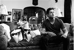 Sikkerhedsvagterne Brendan Fraser og Daffy fyres fra Warnerstudierne, da de vælter studierne med vandtårn og det hele. - Foto: Sandrew/Metronome. 