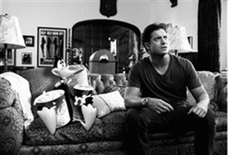 Sikkerhedsvagterne Brendan Fraser og Daffy fyres fra Warnerstudierne, da de vælter studierne med vandtårn og det hele. - Foto: Sandrew/Metronome. 