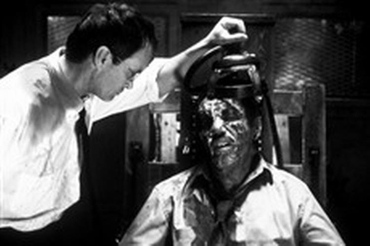 Kødfilm er lige ordet for filmen, hvor dr. West prøver at genopvække døde ved insprøjtning af fosforlysende 'nanoplasma'. - Foto: Angel/Scanbox. 