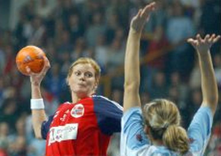 Tonje Larsen og Norge vandt over Slovenien, men var afhængig af Ukraine, der stillede med et reservehold mod Ungarn.   Foto: AP 