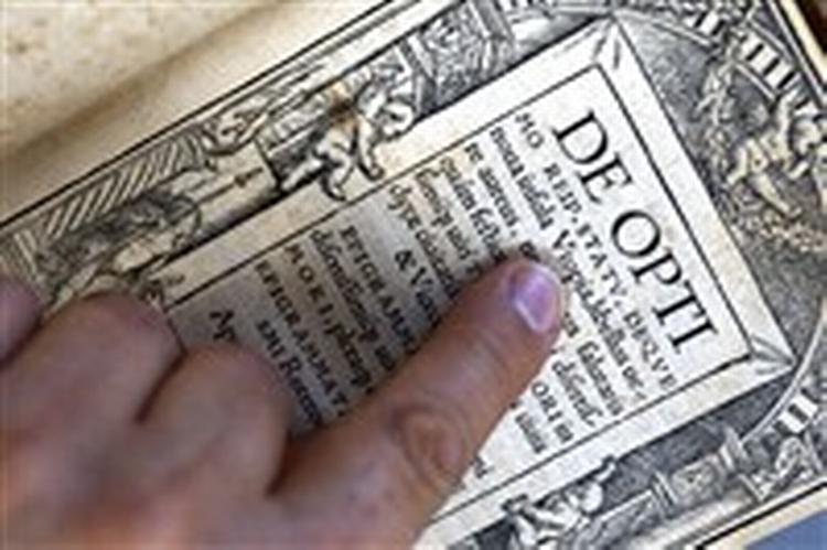 Bogtyven forgreb sig også på værker af Thomas Moore - dog ikke denne førsteudgave af 'Utopia', som bibliopaten har rørt ved. 