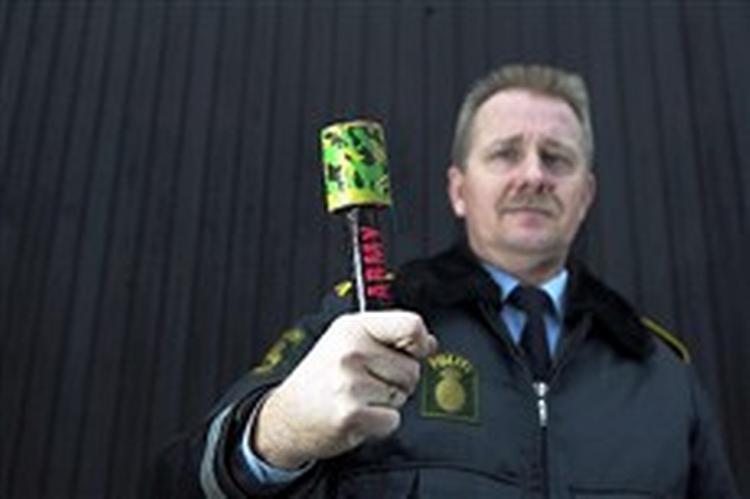 De 36.288 kanonslag, der blev fundet i Silkeborg, ligner stavhåndgranater, men sprængstoffet sidder i modsætning til en rigtig granat i håndtaget. Går kanonslaget af, ryger hele hånden. - Foto: Lars Skaaning 