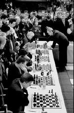 25 MOD 1. I forbindelse med sit besøg i Danmark spillede Garry Kasparov simultanskak mod 25 modstandere.   Foto: Pelle Rink 