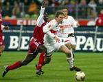 Ghaneren Kuffour takler Stuttgarts hviderusser Hleb (hvid). - Foto: AP 