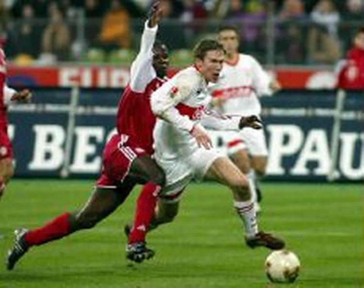 Ghaneren Kuffour takler Stuttgarts hviderusser Hleb (hvid). - Foto: AP 