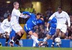 Hernan Crespo (blå) knokler i Boltons felt. Men de hvidblusede vandt. - Foto: AP 