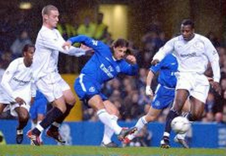 Hernan Crespo (blå) knokler i Boltons felt. Men de hvidblusede vandt. - Foto: AP 