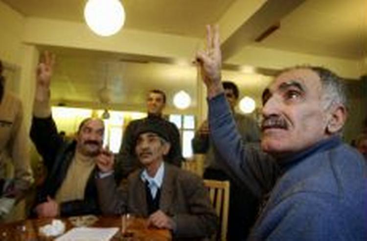 Glæden over Saddam Husseins tilfangetagelse var til at få øje på i blandt kurderne på Vesterbro. - Foto: Jens Dresling 