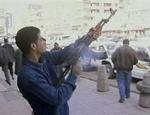 Meddelelsen om Saddam Husseins tilfangetagelse har fået mange irakere til at affyre deres Kalasnikov op i luften. - Foto: AP 