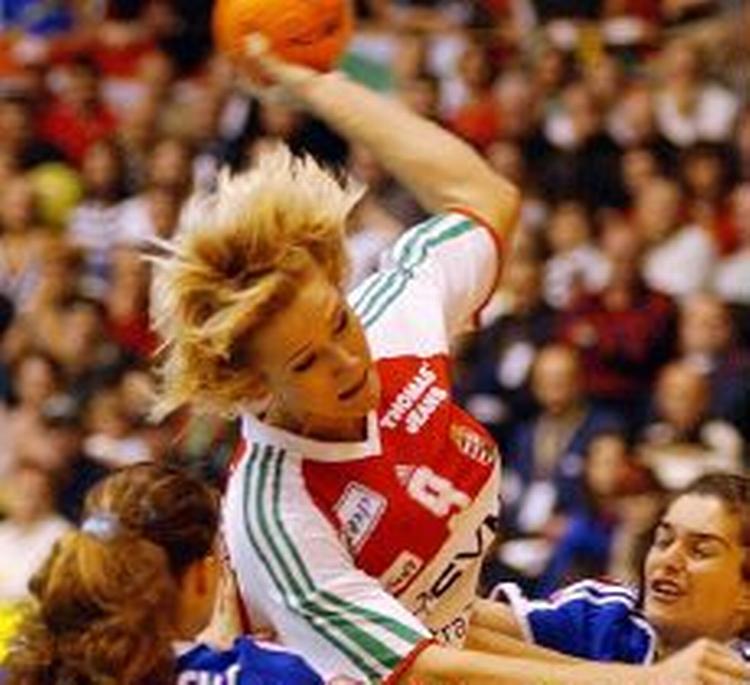 Ungarns Radulevics (rød) blev finalens topscorer med 13 scoringer. - Foto: AP 