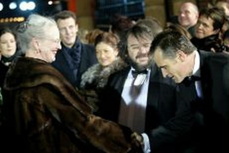 Kong Viggo bukker for dronningen. - Foto: Thomas Borberg 