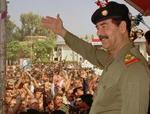 Saddam Hussein lader sig hylde. Billedet er fra 1995. - Foto: AP 