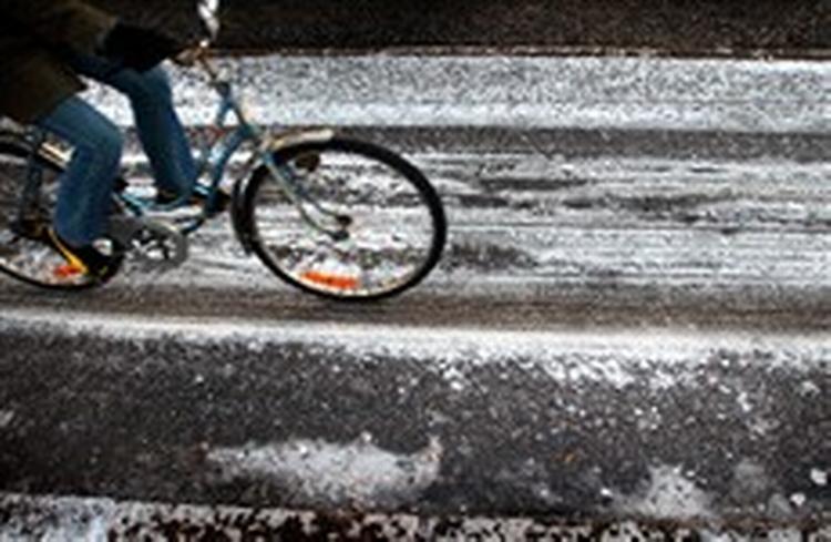 Cyklisterne i Københavns Kommune kørte mandag på ren is på byens cykelstier.   Foto: Finn Frandsen 