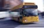 Passagerne vender ryggen til både bus og metro. - Foto: Jens Dresling 