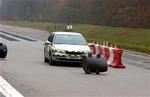 Bilen her har bremseassistent, så det er lettere at få den til at stoppe i tide. I et forsøg med en bil uden bremseassistent nåede føreren ikke at stoppe i tide. Foto: Renault 