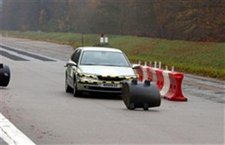 Bilen her har bremseassistent, så det er lettere at få den til at stoppe i tide. I et forsøg med en bil uden bremseassistent nåede føreren ikke at stoppe i tide. Foto: Renault 