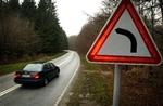 Når en bilist kører for hurtigt ind i et sving på Esrumvej eller Gurrevej vest for Helsingør, blinker skiltets røde trekant med en advarsel.   Foto: Jens Dresling 