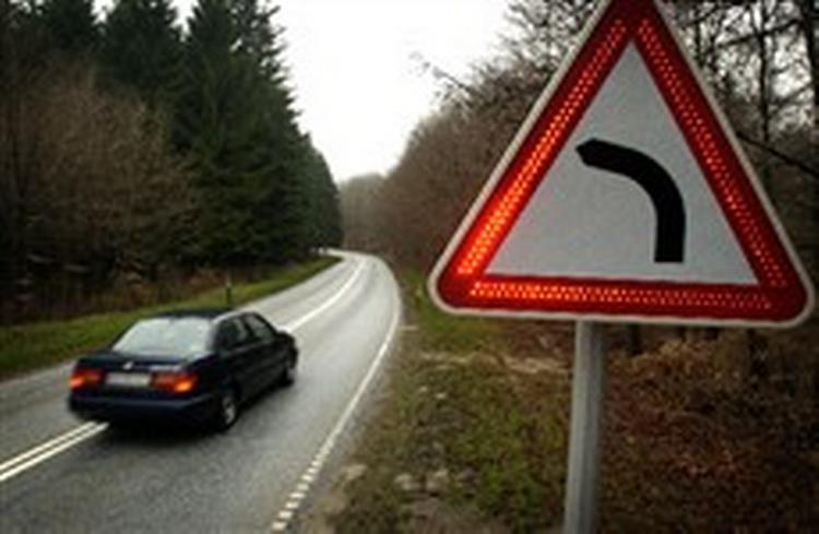 Når en bilist kører for hurtigt ind i et sving på Esrumvej eller Gurrevej vest for Helsingør, blinker skiltets røde trekant med en advarsel.   Foto: Jens Dresling 