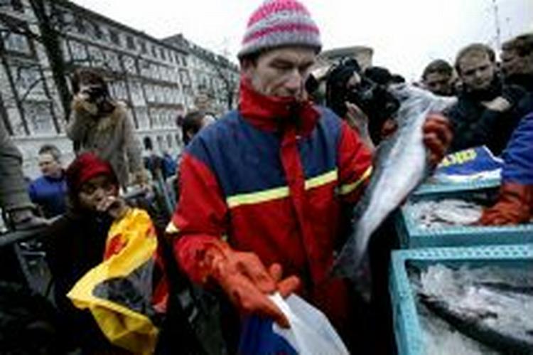 Fiskerne havde gaver med til københavnerne i form af gratis fisk. - Foto: Jacob Ehrbahn 
